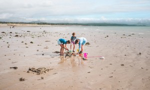 Beach game of rounders