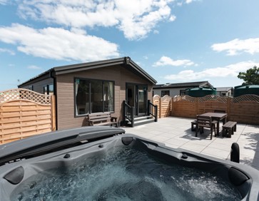 Lodges with hot tubs