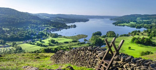 Lake-hopping bus tours 