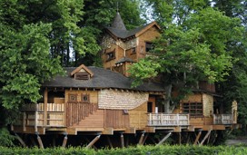 You can dine in the magnifcent treehouse at Alnwick